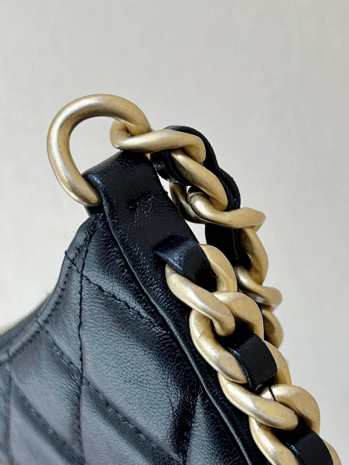 Ellebag’s Exquisite Replica: The Black Lambskin Chanel Hobo Handbag with Gold Hardware(2024 Dec Updated)-ʻOi aku ka maikaʻi o ka ʻeke Louis Vuitton ʻeke hoʻopunipuni ma ka hale kūʻai pūnaewele, ʻeke hoʻolālā kope ru