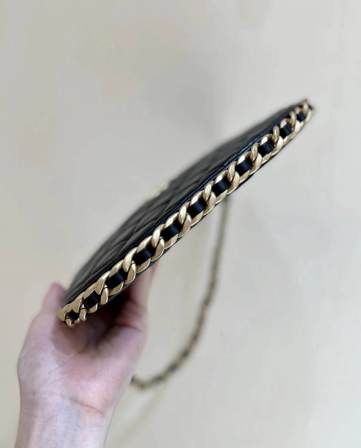 Ellebag’s Exquisite Replica: The Black Lambskin Chanel Hobo Handbag with Gold Hardware(2024 Dec Updated)-ʻOi aku ka maikaʻi o ka ʻeke Louis Vuitton ʻeke hoʻopunipuni ma ka hale kūʻai pūnaewele, ʻeke hoʻolālā kope ru