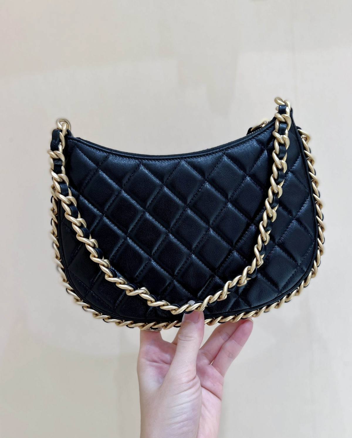 Ellebag’s Exquisite Replica: The Black Lambskin Chanel Hobo Handbag with Gold Hardware(2024 Dec Updated)-ʻOi aku ka maikaʻi o ka ʻeke Louis Vuitton ʻeke hoʻopunipuni ma ka hale kūʻai pūnaewele, ʻeke hoʻolālā kope ru