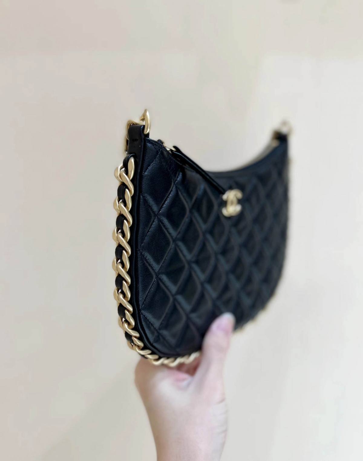 Ellebag’s Exquisite Replica: The Black Lambskin Chanel Hobo Handbag with Gold Hardware(2024 Dec Updated)-ʻOi aku ka maikaʻi o ka ʻeke Louis Vuitton ʻeke hoʻopunipuni ma ka hale kūʻai pūnaewele, ʻeke hoʻolālā kope ru