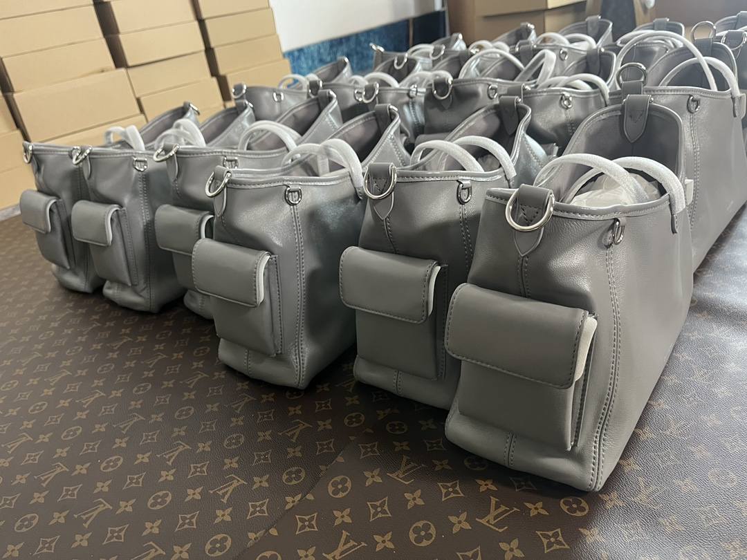 Ellebag’s Craftsmanship: M12579 CarryAll Cargo Small Handbag – A 1:1 Replica Masterpiece(2024 Dec Updated)-Best Quality Fake Louis Vuitton Bag Online Store, Replica designer bag ru