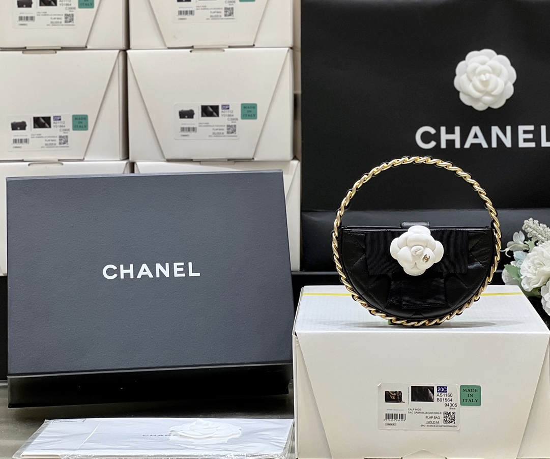 Ellebag’s Exquisite Replica: The Black Lambskin Chanel Pouch with Gold Hardware(2024 Dec Updated)-Best Quality Fake Louis Vuitton Bag Online Store, Replica designer bag ru