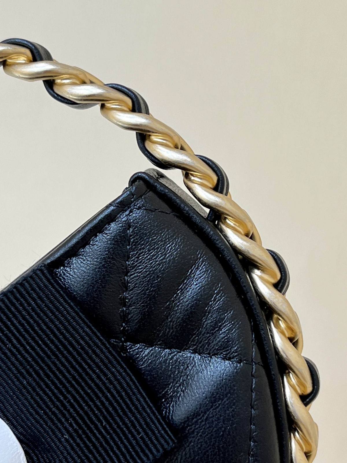 Ellebag’s Exquisite Replica: The Black Lambskin Chanel Pouch with Gold Hardware(2024 Dec Updated)-Best Quality Fake Louis Vuitton Bag Online Store, Replica designer bag ru