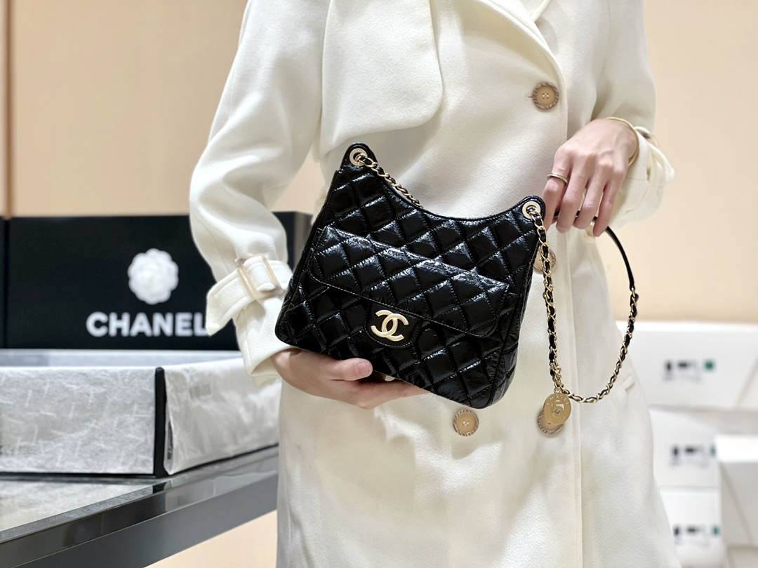 Ellebag’s Exquisite Replica: The Black Oil-Waxed Leather Chanel Hobo Bag with Gold Hardware(2024 Dec Updated)-Best Quality Replica designer Bag factory in China