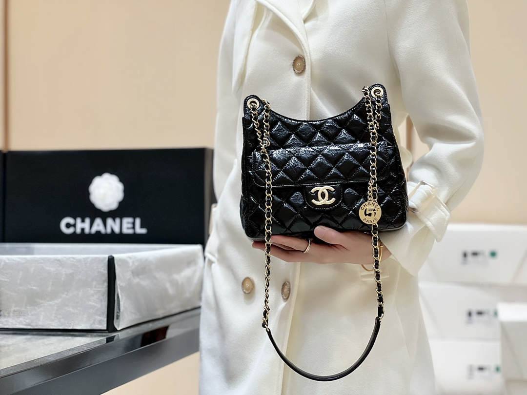 Ellebag’s Exquisite Replica: The Black Oil-Waxed Leather Chanel Hobo Bag with Gold Hardware(2024 Dec Updated)-Best Quality Replica designer Bag factory in China