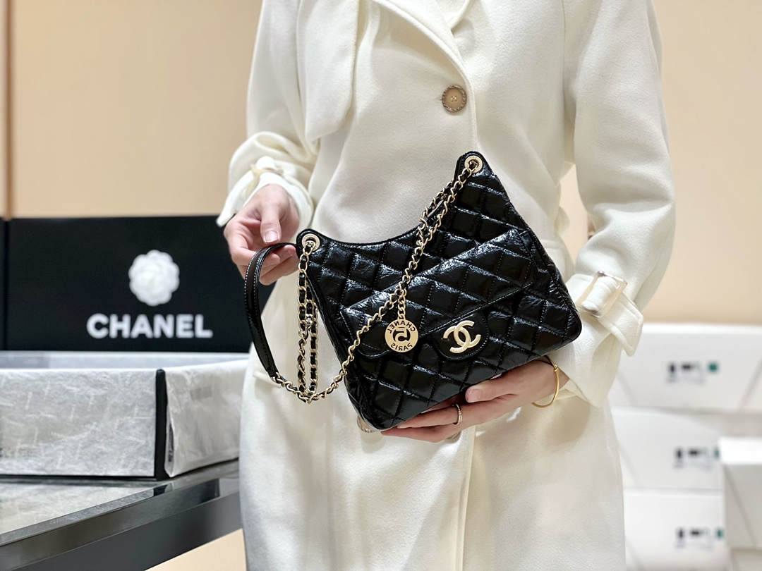 Ellebag’s Exquisite Replica: The Black Oil-Waxed Leather Chanel Hobo Bag with Gold Hardware(2024 Dec Updated)-Best Quality Replica designer Bag factory in China