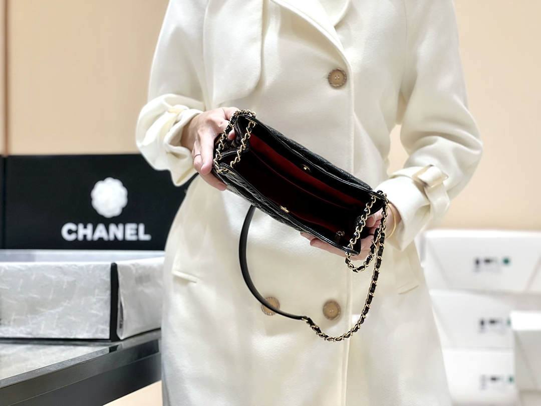 Ellebag’s Exquisite Replica: The Black Oil-Waxed Leather Chanel Hobo Bag with Gold Hardware(2024 Dec Updated)-Best Quality Replica designer Bag factory in China