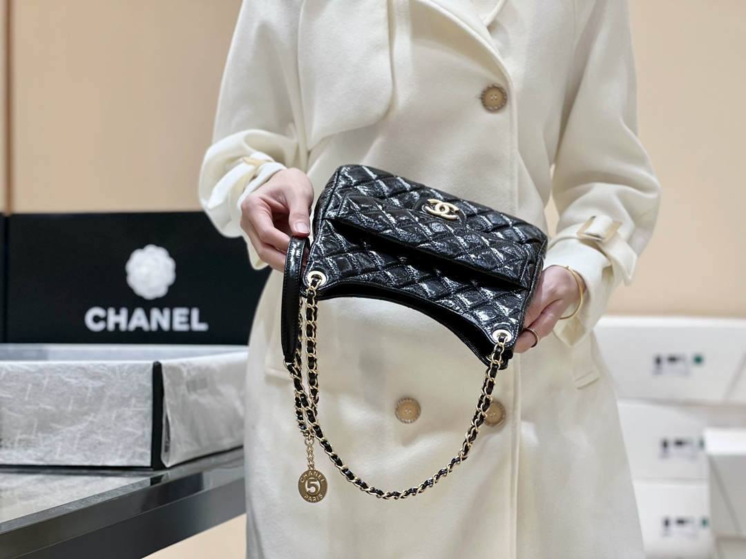 Ellebag’s Exquisite Replica: The Black Oil-Waxed Leather Chanel Hobo Bag with Gold Hardware(2024 Dec Updated)-Best Quality Replica designer Bag factory in China