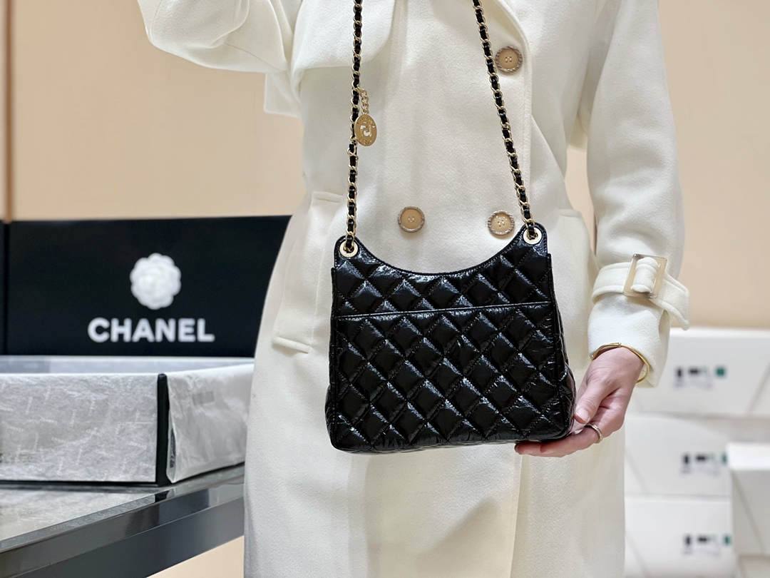 Ellebag’s Exquisite Replica: The Black Oil-Waxed Leather Chanel Hobo Bag with Gold Hardware(2024 Dec Updated)-Best Quality Replica designer Bag factory in China