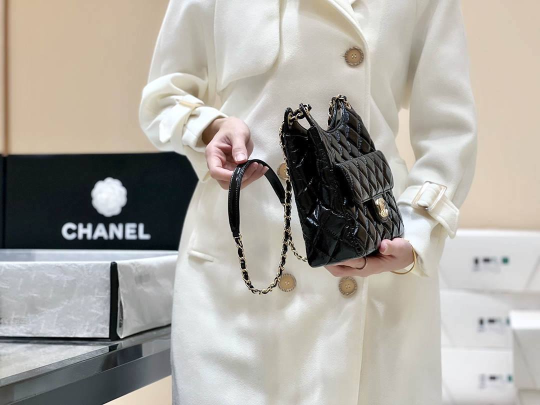 Ellebag’s Exquisite Replica: The Black Oil-Waxed Leather Chanel Hobo Bag with Gold Hardware(2024 Dec Updated)-Best Quality Replica designer Bag factory in China