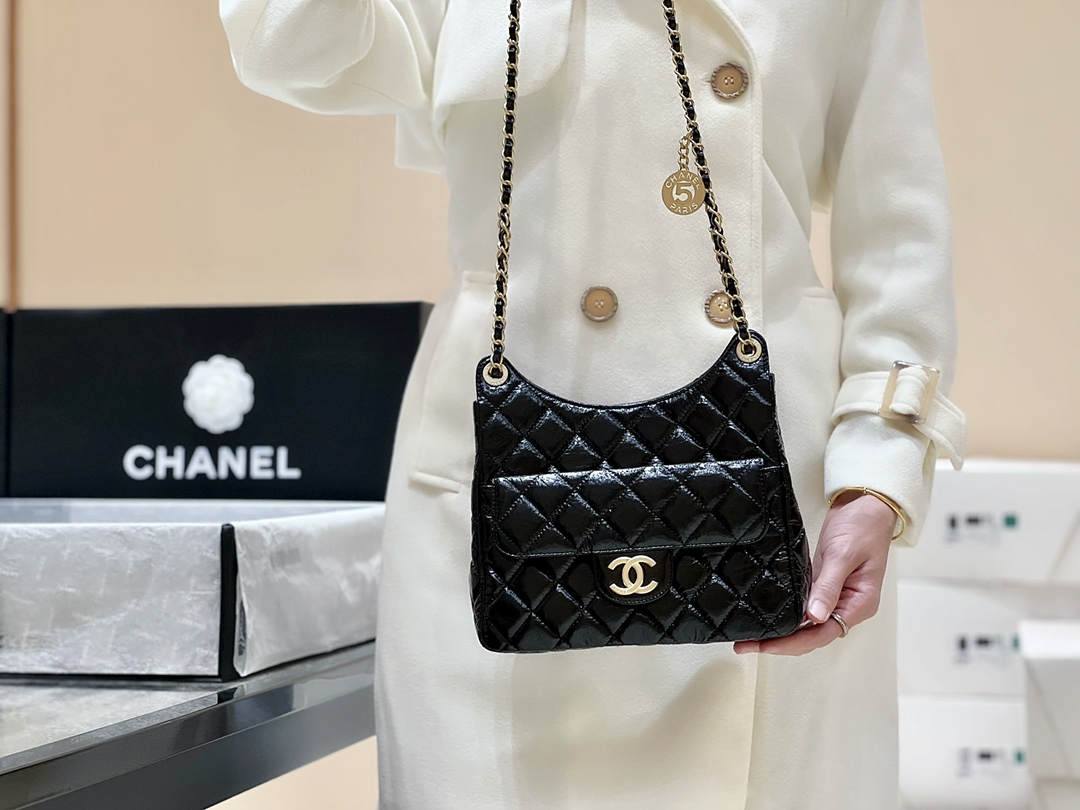 Ellebag’s Exquisite Replica: The Black Oil-Waxed Leather Chanel Hobo Bag with Gold Hardware(2024 Dec Updated)-Best Quality Replica designer Bag factory in China