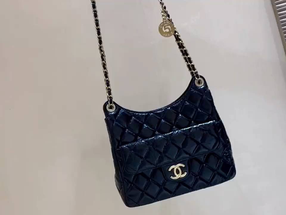 Ellebag’s Exquisite Replica: The Black Oil-Waxed Leather Chanel Hobo Bag with Gold Hardware(2024 Dec Updated)-Best Quality Replica designer Bag factory in China