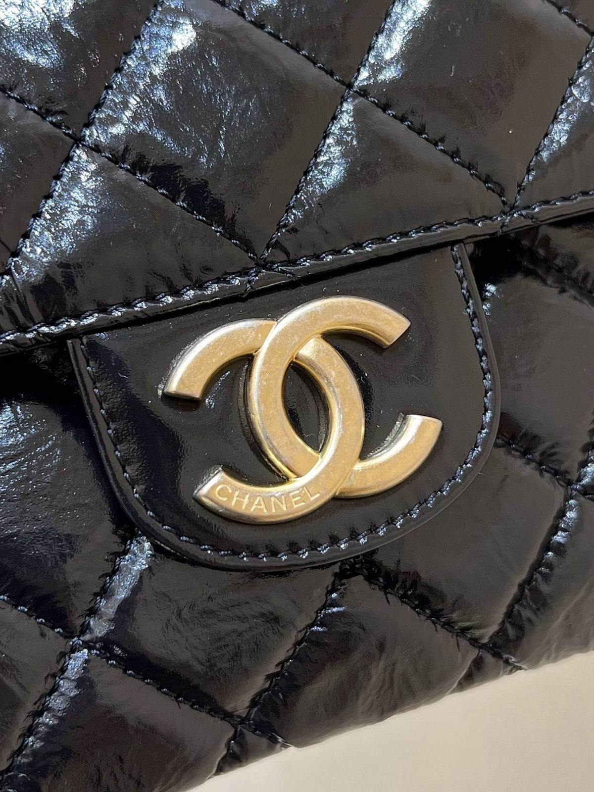 Ellebag’s Exquisite Replica: The Black Oil-Waxed Leather Chanel Hobo Bag with Gold Hardware(2024 Dec Updated)-Best Quality Replica designer Bag factory in China