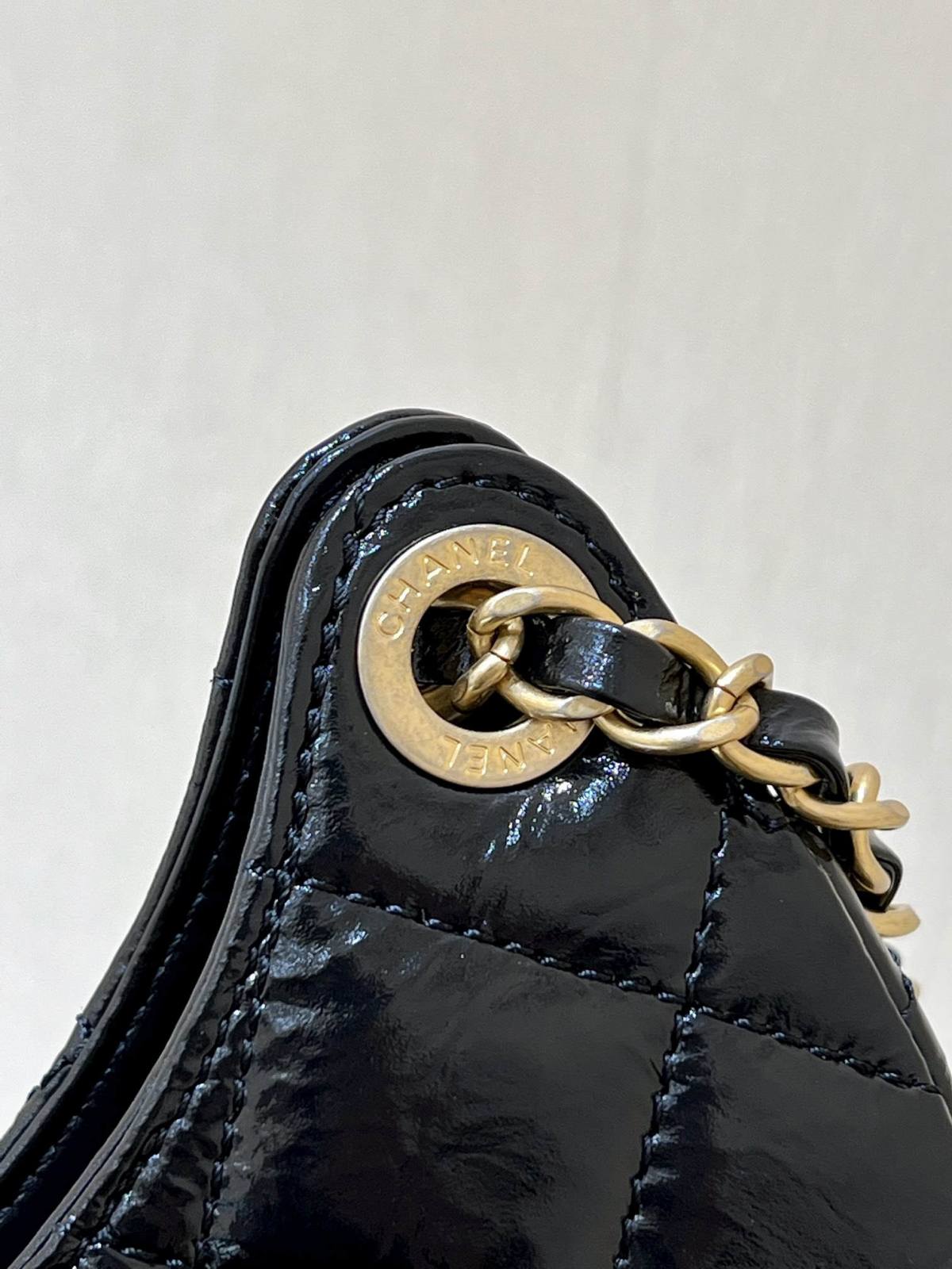 Ellebag’s Exquisite Replica: The Black Oil-Waxed Leather Chanel Hobo Bag with Gold Hardware(2024 Dec Updated)-Best Quality Replica designer Bag factory in China