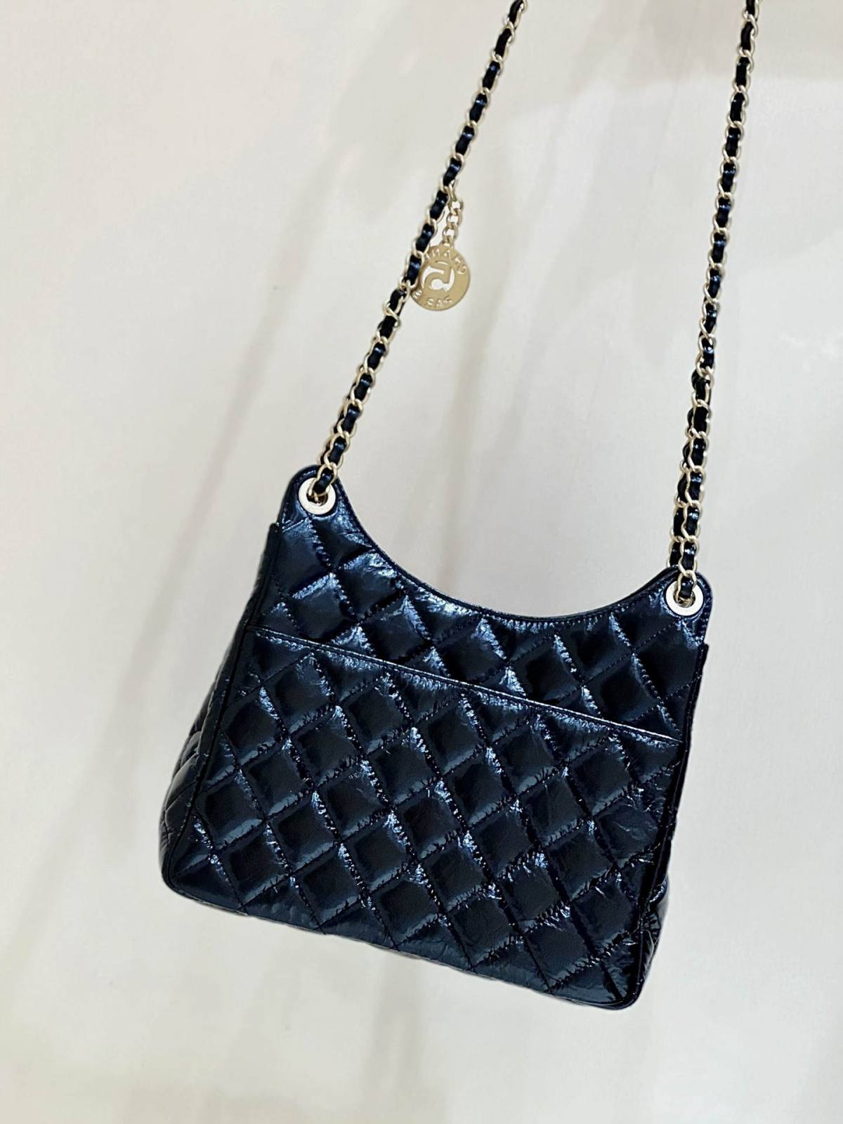 Ellebag’s Exquisite Replica: The Black Oil-Waxed Leather Chanel Hobo Bag with Gold Hardware(2024 Dec Updated)-Best Quality Replica designer Bag factory in China