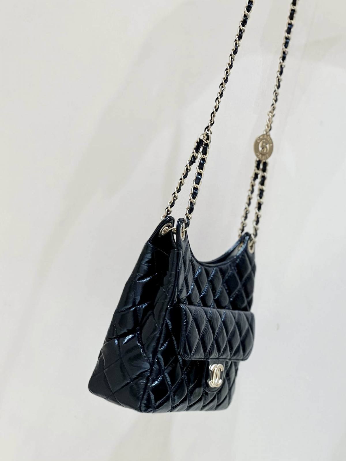 Ellebag’s Exquisite Replica: The Black Oil-Waxed Leather Chanel Hobo Bag with Gold Hardware(2024 Dec Updated)-Best Quality Replica designer Bag factory in China