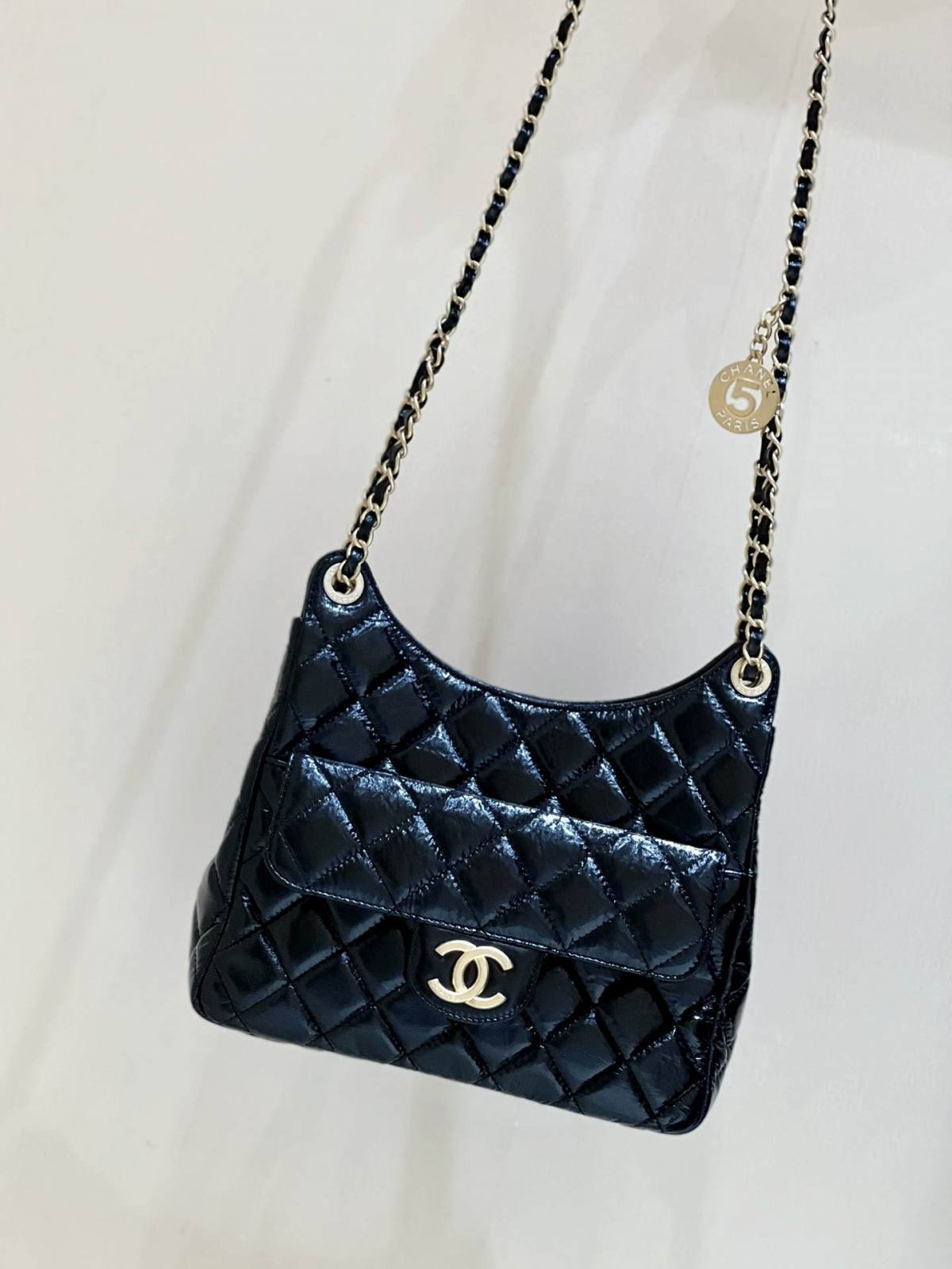 Ellebag’s Exquisite Replica: The Black Oil-Waxed Leather Chanel Hobo Bag with Gold Hardware(2024 Dec Updated)-Best Quality Replica designer Bag factory in China