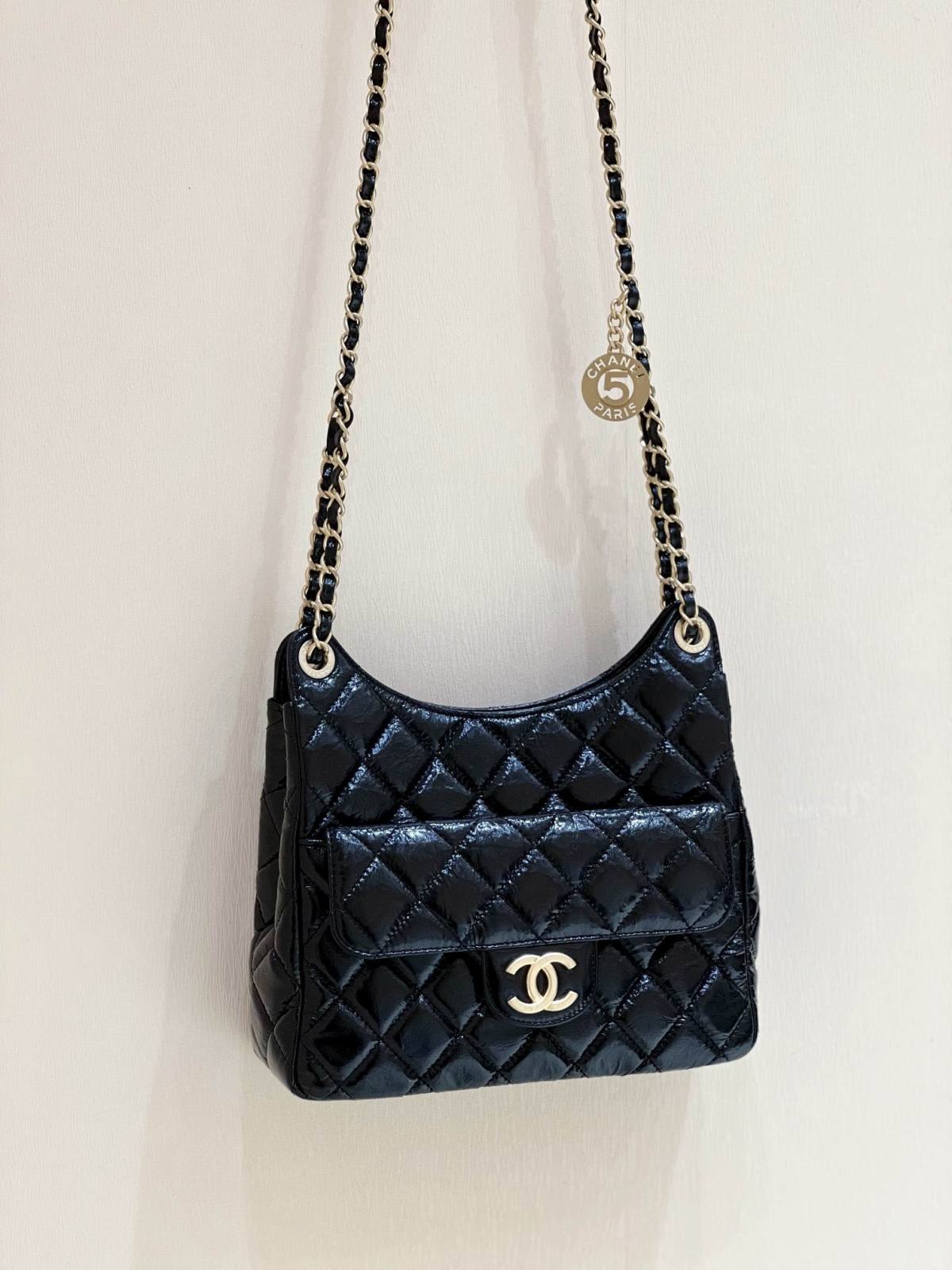 Ellebag’s Exquisite Replica: The Black Oil-Waxed Leather Chanel Hobo Bag with Gold Hardware(2024 Dec Updated)-Best Quality Replica designer Bag factory in China