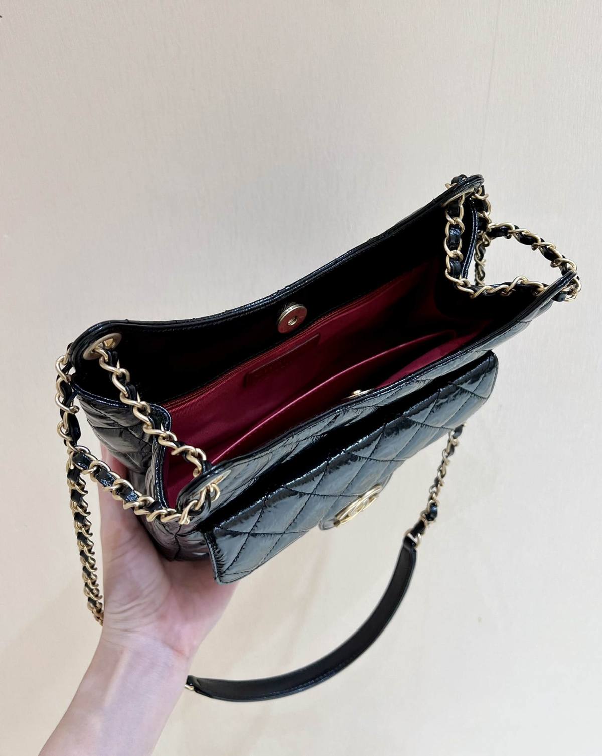 Ellebag’s Exquisite Replica: The Black Oil-Waxed Leather Chanel Hobo Bag with Gold Hardware(2024 Dec Updated)-Best Quality Replica designer Bag factory in China