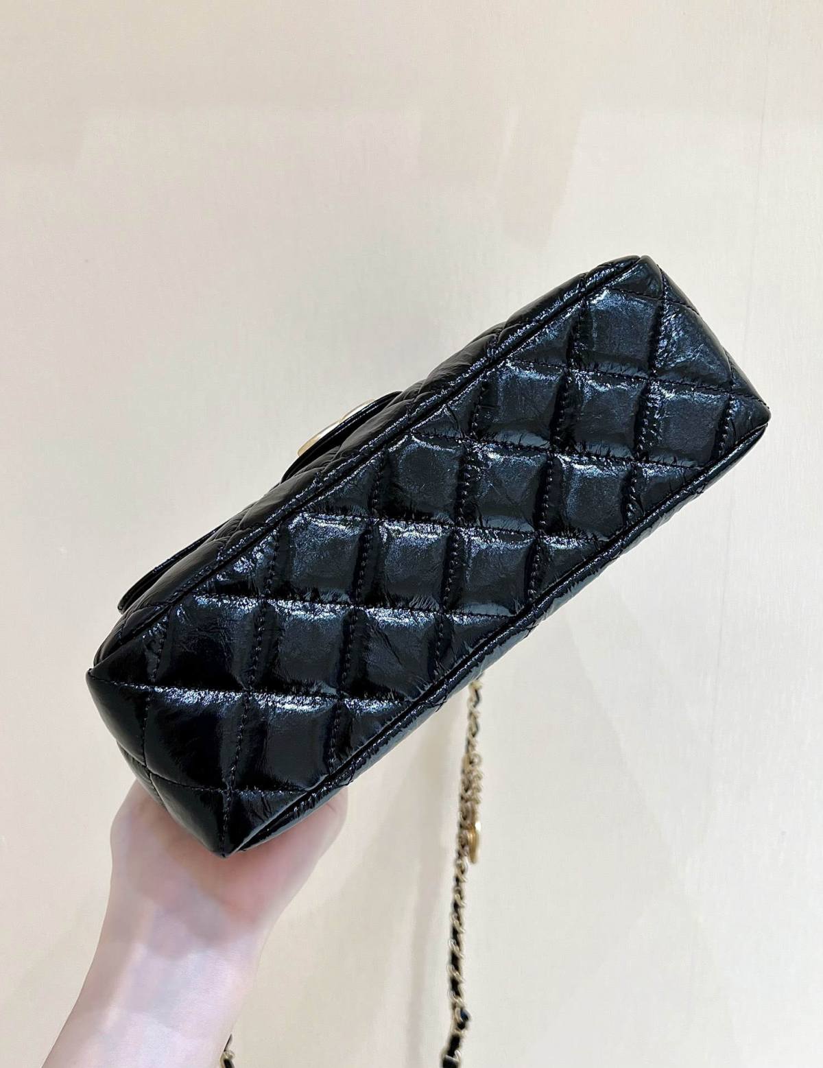 Ellebag’s Exquisite Replica: The Black Oil-Waxed Leather Chanel Hobo Bag with Gold Hardware(2024 Dec Updated)-Best Quality Replica designer Bag factory in China