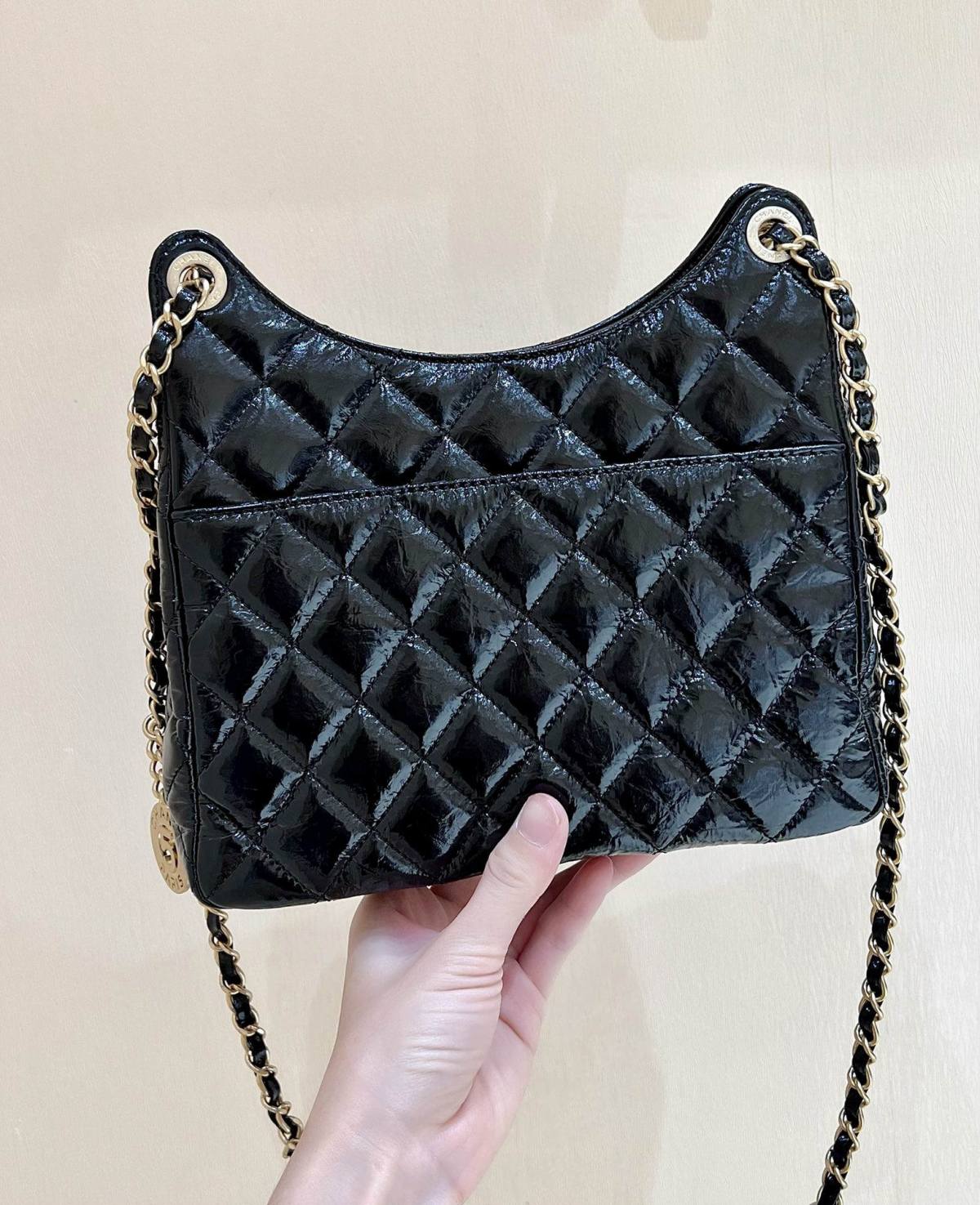 Ellebag’s Exquisite Replica: The Black Oil-Waxed Leather Chanel Hobo Bag with Gold Hardware(2024 Dec Updated)-Best Quality Replica designer Bag factory in China