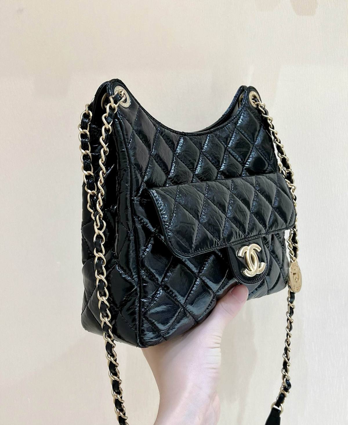 Ellebag’s Exquisite Replica: The Black Oil-Waxed Leather Chanel Hobo Bag with Gold Hardware(2024 Dec Updated)-Best Quality Replica designer Bag factory in China