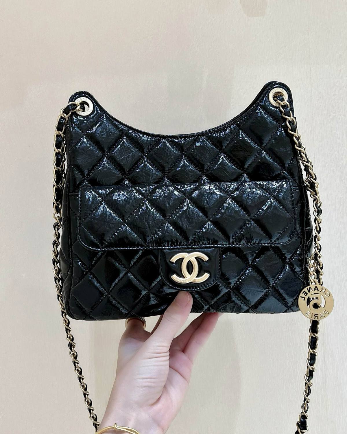 Ellebag’s Exquisite Replica: The Black Oil-Waxed Leather Chanel Hobo Bag with Gold Hardware(2024 Dec Updated)-Best Quality Replica designer Bag factory in China