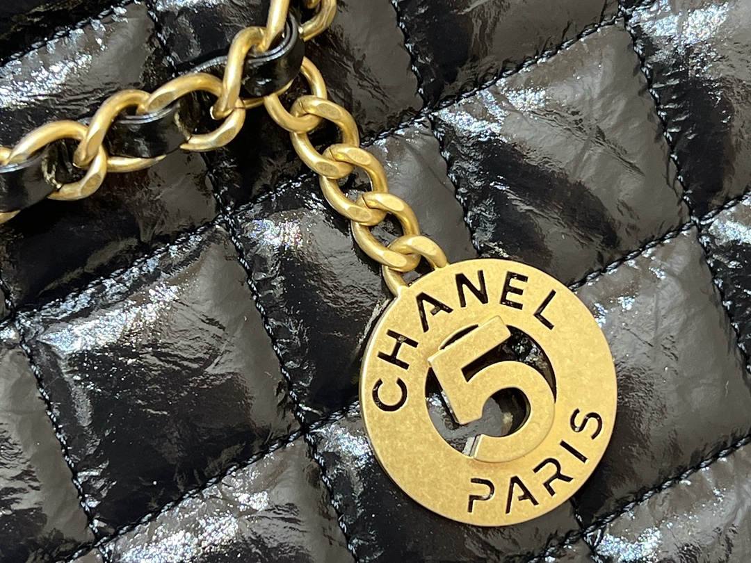 Ellebag’s Exquisite Replica: The Black Oil-Waxed Leather Chanel Hobo Bag with Gold Hardware(2024 Dec Updated)-Best Quality Replica designer Bag factory in China