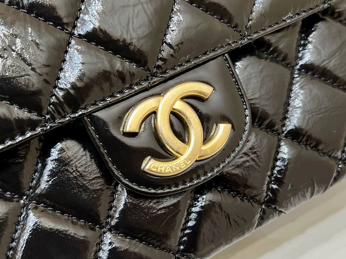 Ellebag’s Exquisite Replica: The Black Oil-Waxed Leather Chanel Hobo Bag with Gold Hardware(2024 Dec Updated)-Best Quality Replica designer Bag factory in China