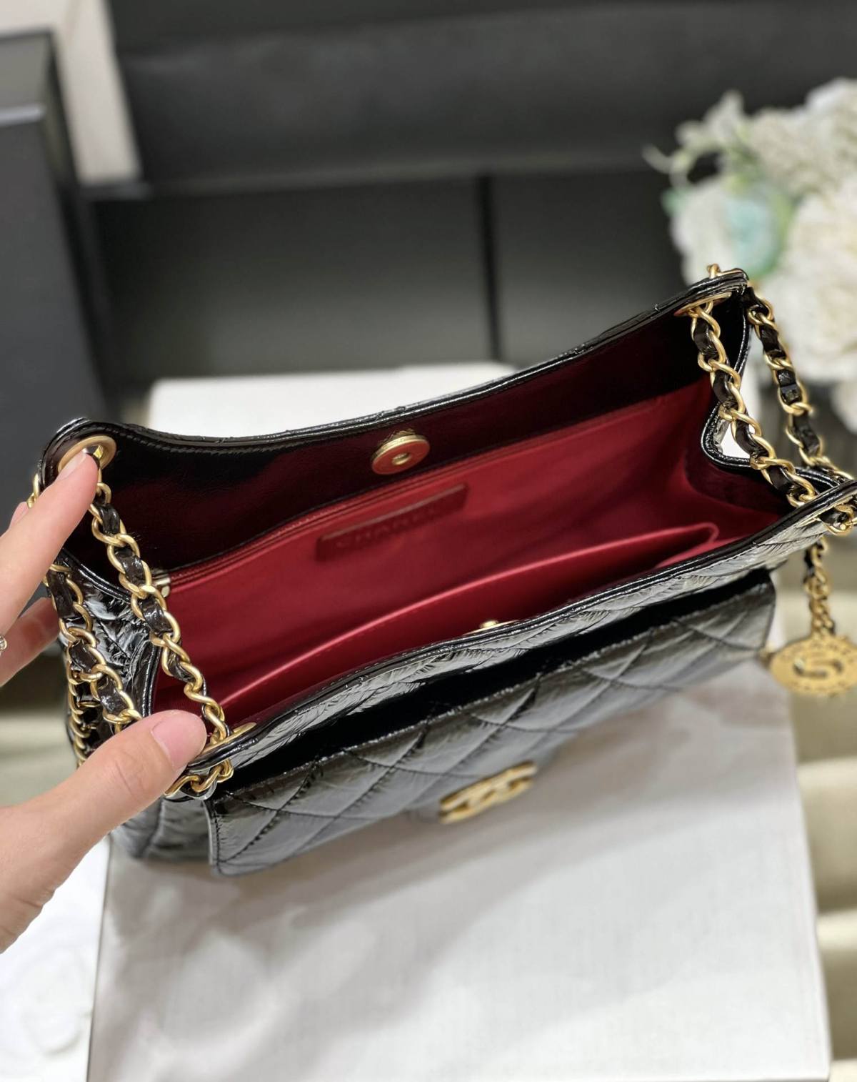 Ellebag’s Exquisite Replica: The Black Oil-Waxed Leather Chanel Hobo Bag with Gold Hardware(2024 Dec Updated)-Best Quality Replica designer Bag factory in China