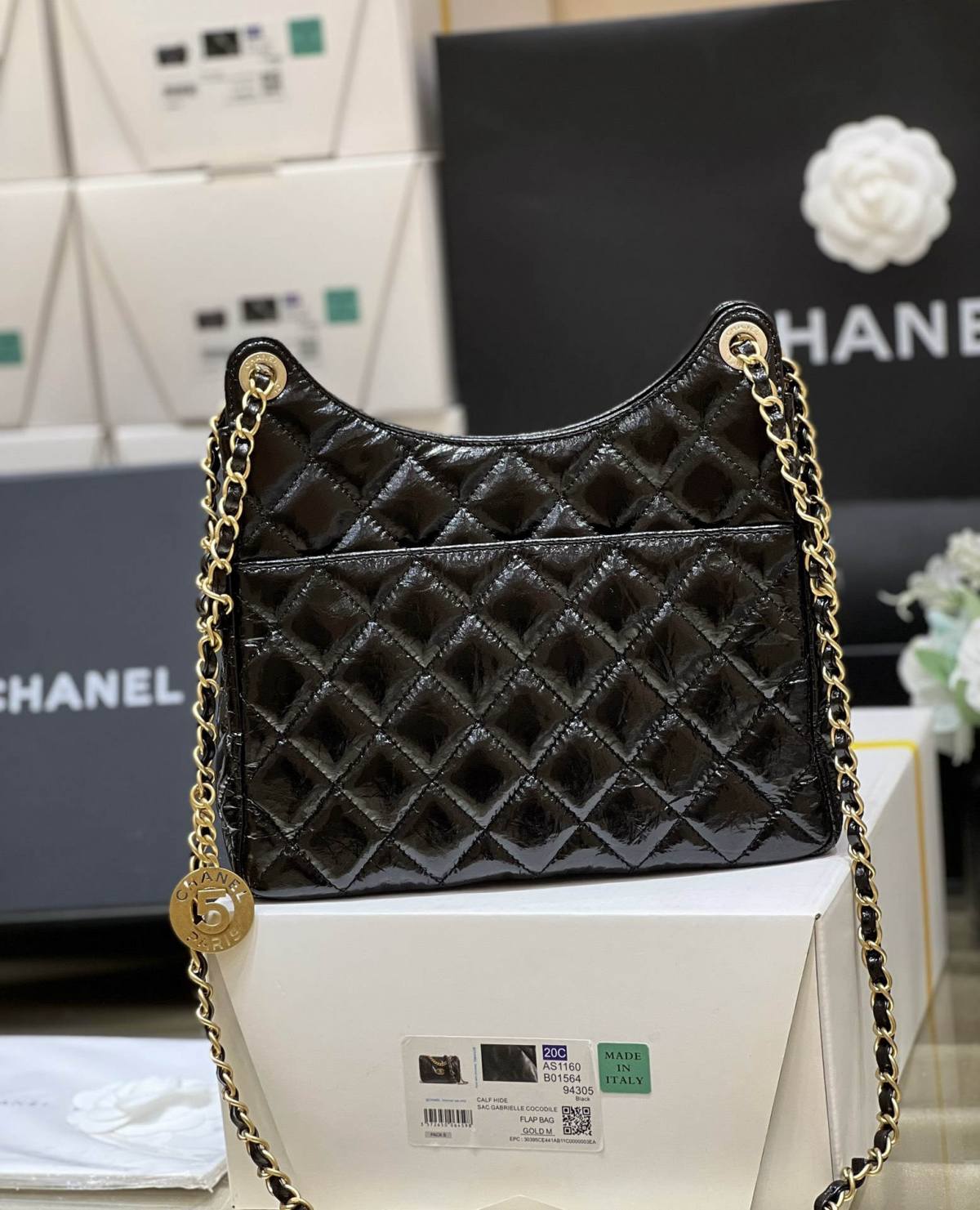 Ellebag’s Exquisite Replica: The Black Oil-Waxed Leather Chanel Hobo Bag with Gold Hardware(2024 Dec Updated)-Best Quality Replica designer Bag factory in China