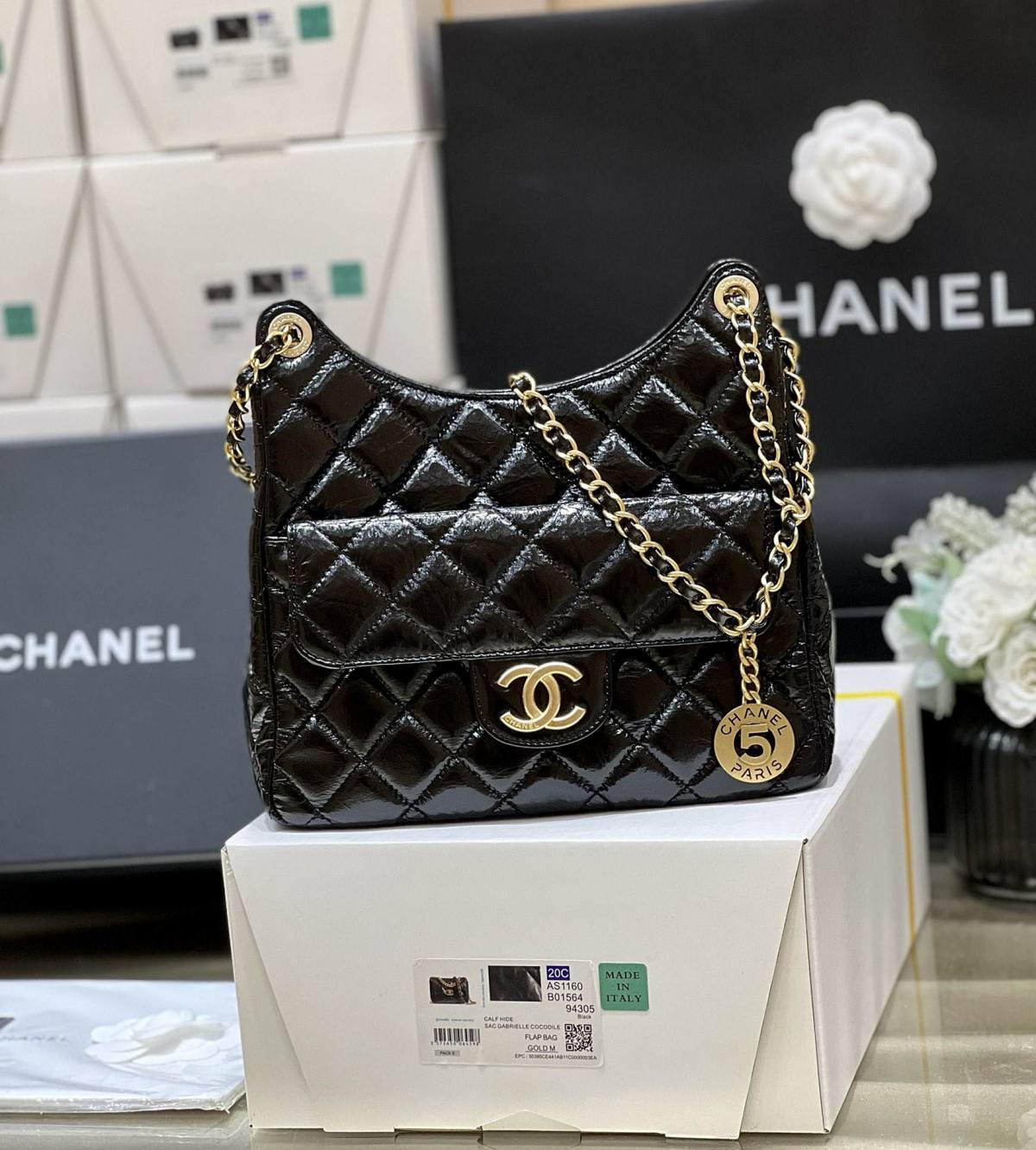 Ellebag’s Exquisite Replica: The Black Oil-Waxed Leather Chanel Hobo Bag with Gold Hardware(2024 Dec Updated)-Best Quality Replica designer Bag factory in China