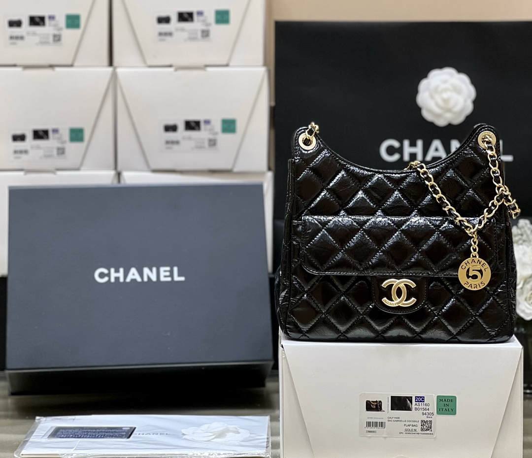 Ellebag’s Exquisite Replica: The Black Oil-Waxed Leather Chanel Hobo Bag with Gold Hardware(2024 Dec Updated)-Best Quality Replica designer Bag factory in China