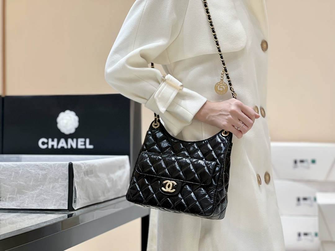 Ellebag’s Exquisite Replica: The Black Oil-Waxed Leather Chanel Hobo Bag with Gold Hardware(2024 Dec Updated)-Best Quality Replica designer Bag factory in China