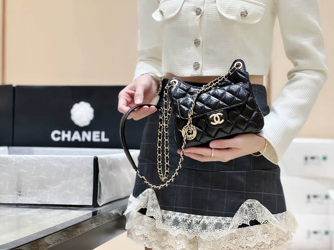 Ellebag’s Exquisite Replica: The Black Oil-Waxed Leather Chanel Small Hobo Bag with Gold Hardware(2024 Dec Updated)-Umgangatho ogqwesileyo woMgangatho weFake weLouis Vuitton kwiVenkile ye-Intanethi, ibhegi yomyili weReplica ru