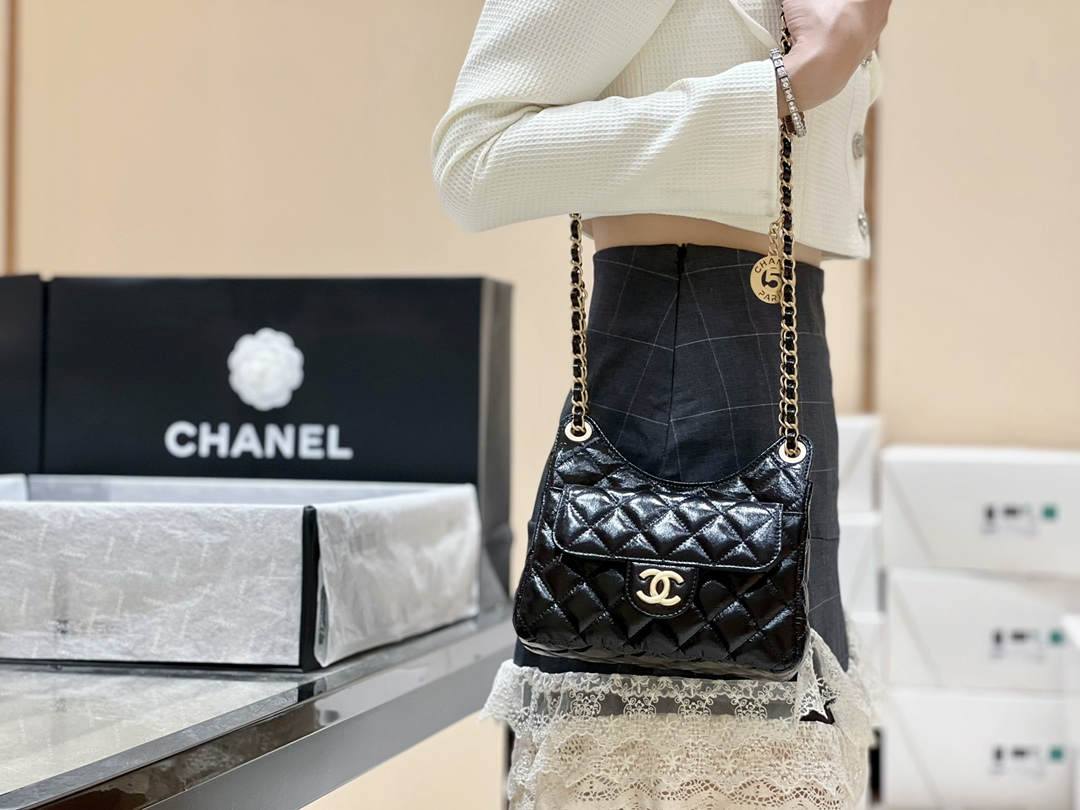 Ellebag’s Exquisite Replica: The Black Oil-Waxed Leather Chanel Small Hobo Bag with Gold Hardware(2024 Dec Updated)-Umgangatho ogqwesileyo woMgangatho weFake weLouis Vuitton kwiVenkile ye-Intanethi, ibhegi yomyili weReplica ru