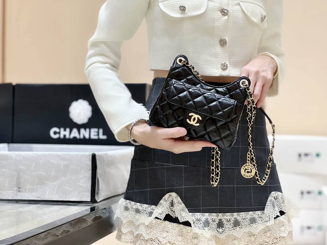 Ellebag’s Exquisite Replica: The Black Oil-Waxed Leather Chanel Small Hobo Bag with Gold Hardware(2024 Dec Updated)-Umgangatho ogqwesileyo woMgangatho weFake weLouis Vuitton kwiVenkile ye-Intanethi, ibhegi yomyili weReplica ru