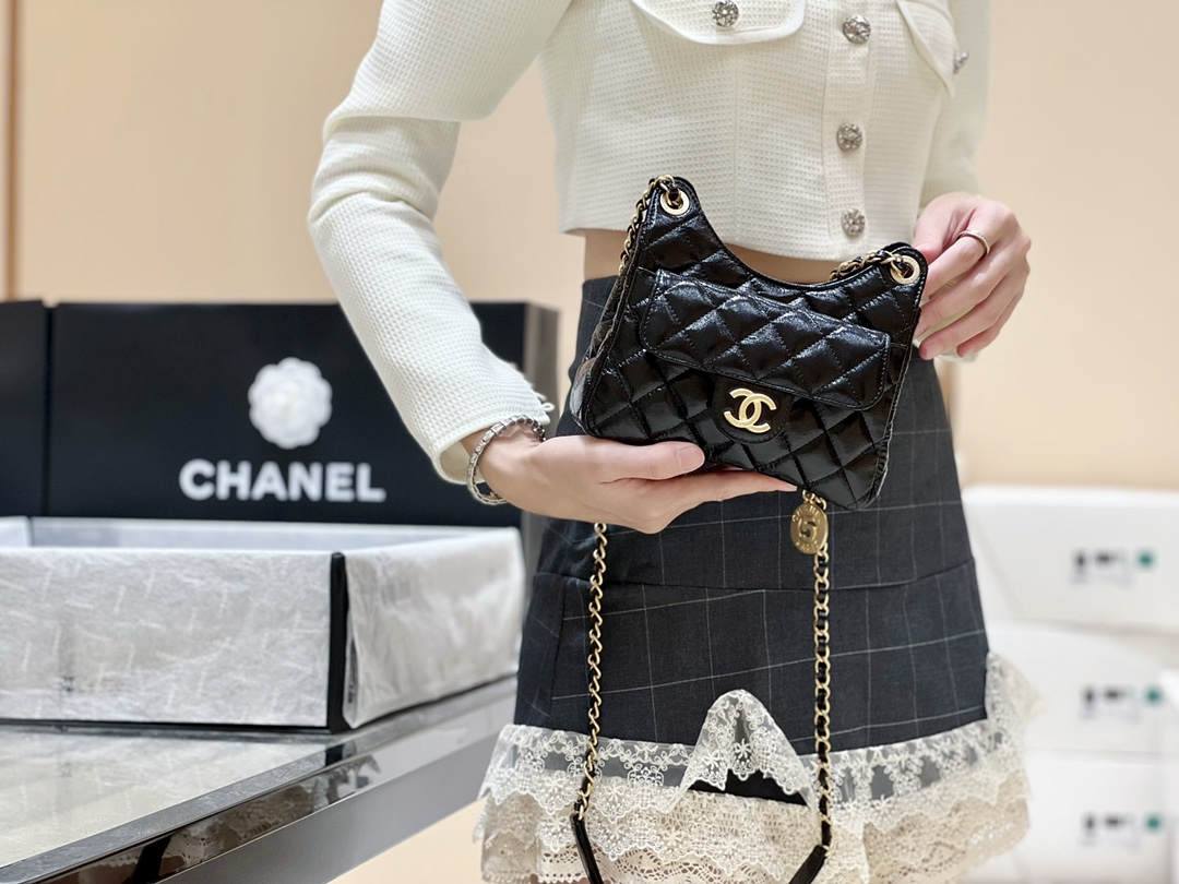 Ellebag’s Exquisite Replica: The Black Oil-Waxed Leather Chanel Small Hobo Bag with Gold Hardware(2024 Dec Updated)-Umgangatho ogqwesileyo woMgangatho weFake weLouis Vuitton kwiVenkile ye-Intanethi, ibhegi yomyili weReplica ru