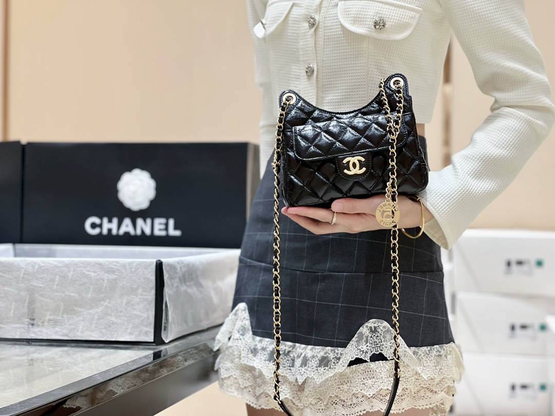 Ellebag’s Exquisite Replica: The Black Oil-Waxed Leather Chanel Small Hobo Bag with Gold Hardware(2024 Dec Updated)-Umgangatho ogqwesileyo woMgangatho weFake weLouis Vuitton kwiVenkile ye-Intanethi, ibhegi yomyili weReplica ru