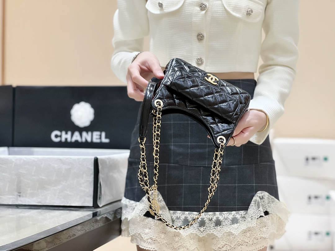 Ellebag’s Exquisite Replica: The Black Oil-Waxed Leather Chanel Small Hobo Bag with Gold Hardware(2024 Dec Updated)-Umgangatho ogqwesileyo woMgangatho weFake weLouis Vuitton kwiVenkile ye-Intanethi, ibhegi yomyili weReplica ru