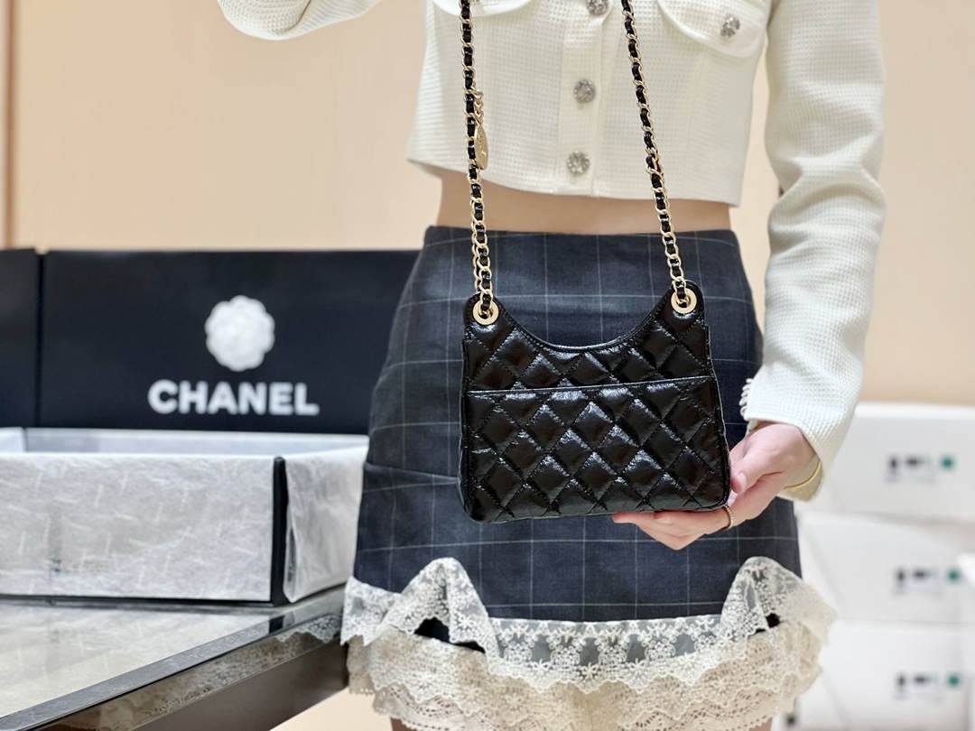 Ellebag’s Exquisite Replica: The Black Oil-Waxed Leather Chanel Small Hobo Bag with Gold Hardware(2024 Dec Updated)-Umgangatho ogqwesileyo woMgangatho weFake weLouis Vuitton kwiVenkile ye-Intanethi, ibhegi yomyili weReplica ru