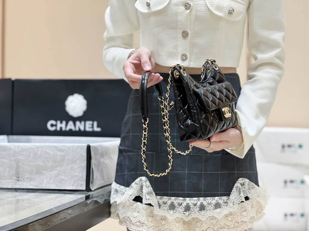 Ellebag’s Exquisite Replica: The Black Oil-Waxed Leather Chanel Small Hobo Bag with Gold Hardware(2024 Dec Updated)-Umgangatho ogqwesileyo woMgangatho weFake weLouis Vuitton kwiVenkile ye-Intanethi, ibhegi yomyili weReplica ru