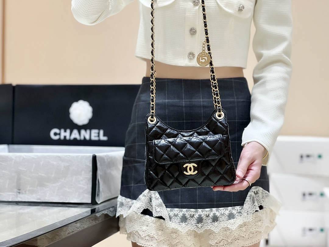 Ellebag’s Exquisite Replica: The Black Oil-Waxed Leather Chanel Small Hobo Bag with Gold Hardware(2024 Dec Updated)-Umgangatho ogqwesileyo woMgangatho weFake weLouis Vuitton kwiVenkile ye-Intanethi, ibhegi yomyili weReplica ru