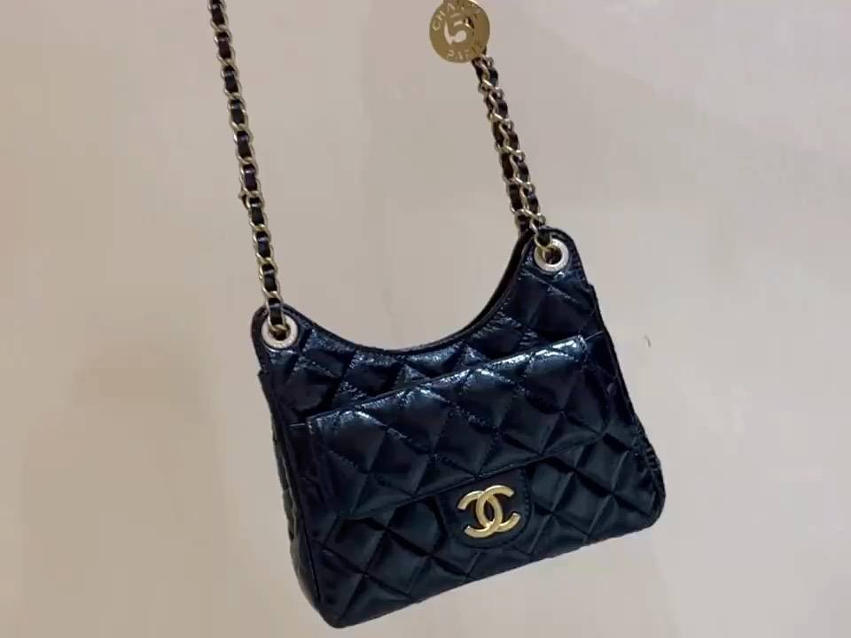 Ellebag’s Exquisite Replica: The Black Oil-Waxed Leather Chanel Small Hobo Bag with Gold Hardware(2024 Dec Updated)-Umgangatho ogqwesileyo woMgangatho weFake weLouis Vuitton kwiVenkile ye-Intanethi, ibhegi yomyili weReplica ru