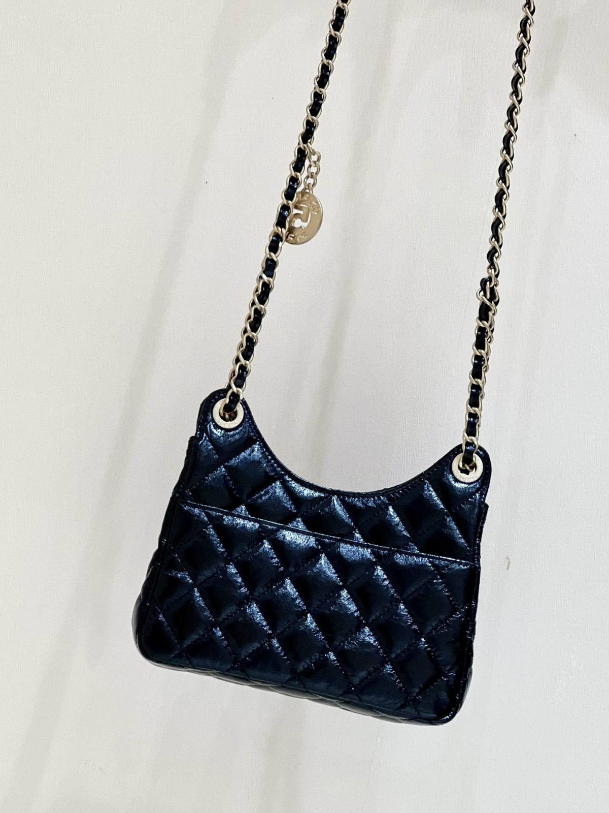 Ellebag’s Exquisite Replica: The Black Oil-Waxed Leather Chanel Small Hobo Bag with Gold Hardware(2024 Dec Updated)-Umgangatho ogqwesileyo woMgangatho weFake weLouis Vuitton kwiVenkile ye-Intanethi, ibhegi yomyili weReplica ru