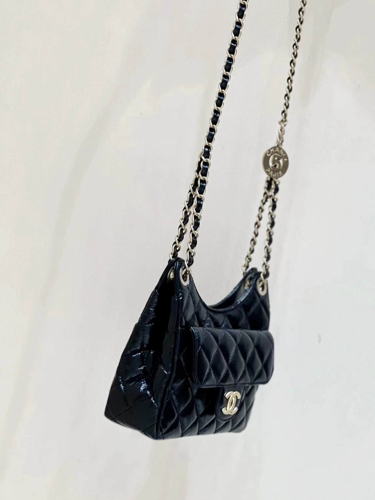 Ellebag’s Exquisite Replica: The Black Oil-Waxed Leather Chanel Small Hobo Bag with Gold Hardware(2024 Dec Updated)-Umgangatho ogqwesileyo woMgangatho weFake weLouis Vuitton kwiVenkile ye-Intanethi, ibhegi yomyili weReplica ru