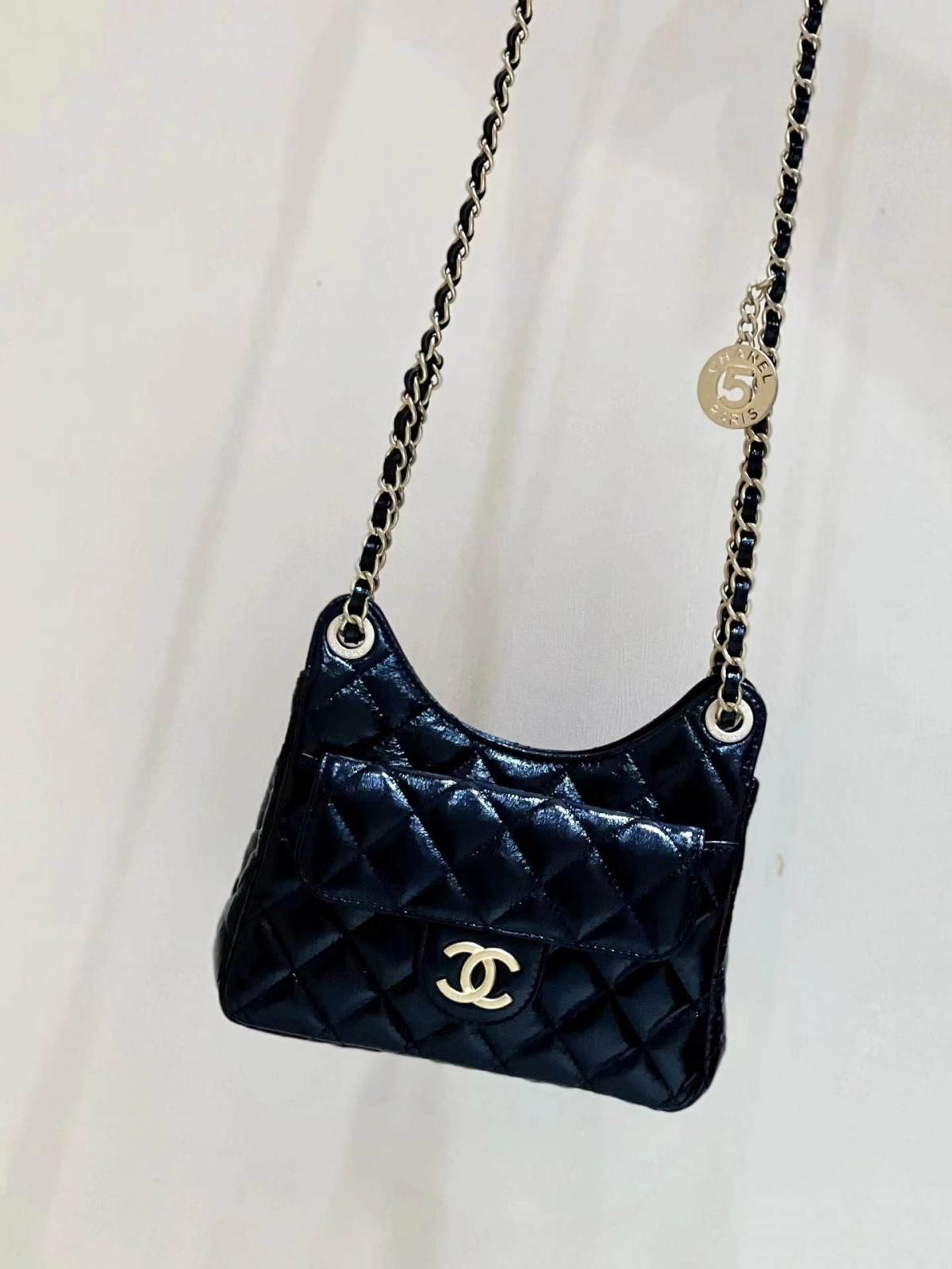 Ellebag’s Exquisite Replica: The Black Oil-Waxed Leather Chanel Small Hobo Bag with Gold Hardware(2024 Dec Updated)-Umgangatho ogqwesileyo woMgangatho weFake weLouis Vuitton kwiVenkile ye-Intanethi, ibhegi yomyili weReplica ru