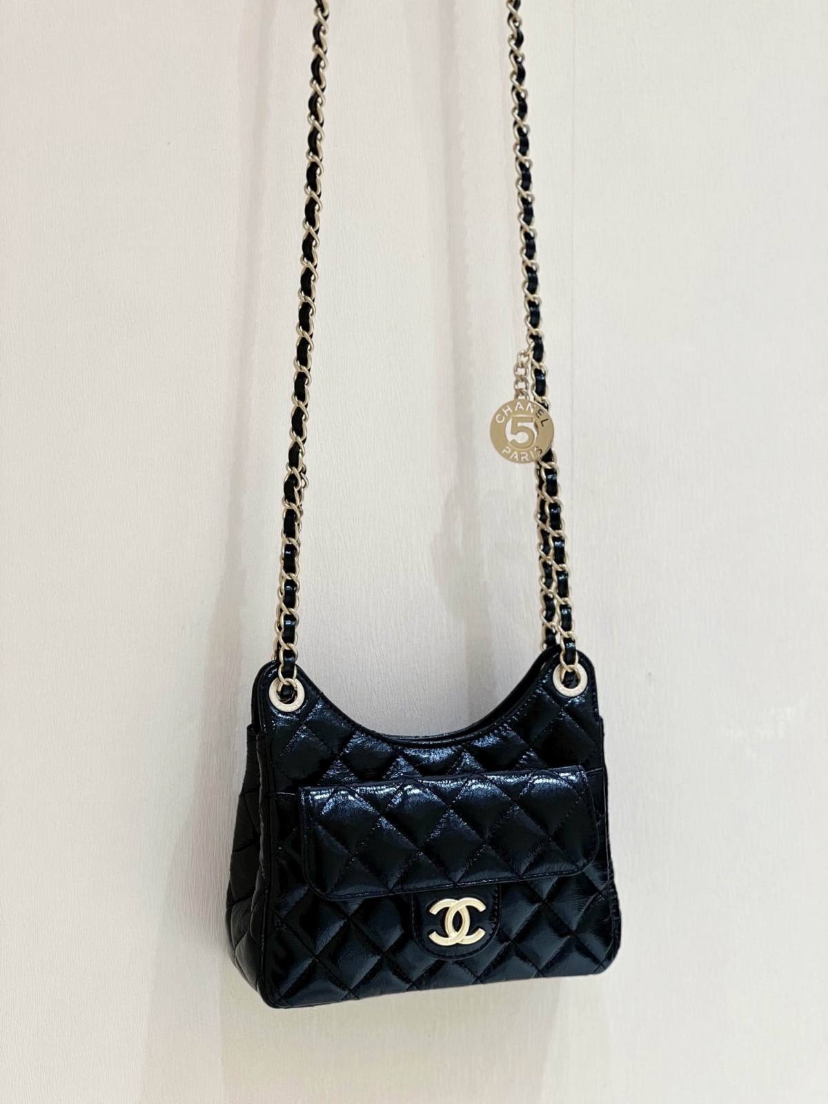 Ellebag’s Exquisite Replica: The Black Oil-Waxed Leather Chanel Small Hobo Bag with Gold Hardware(2024 Dec Updated)-Umgangatho ogqwesileyo woMgangatho weFake weLouis Vuitton kwiVenkile ye-Intanethi, ibhegi yomyili weReplica ru