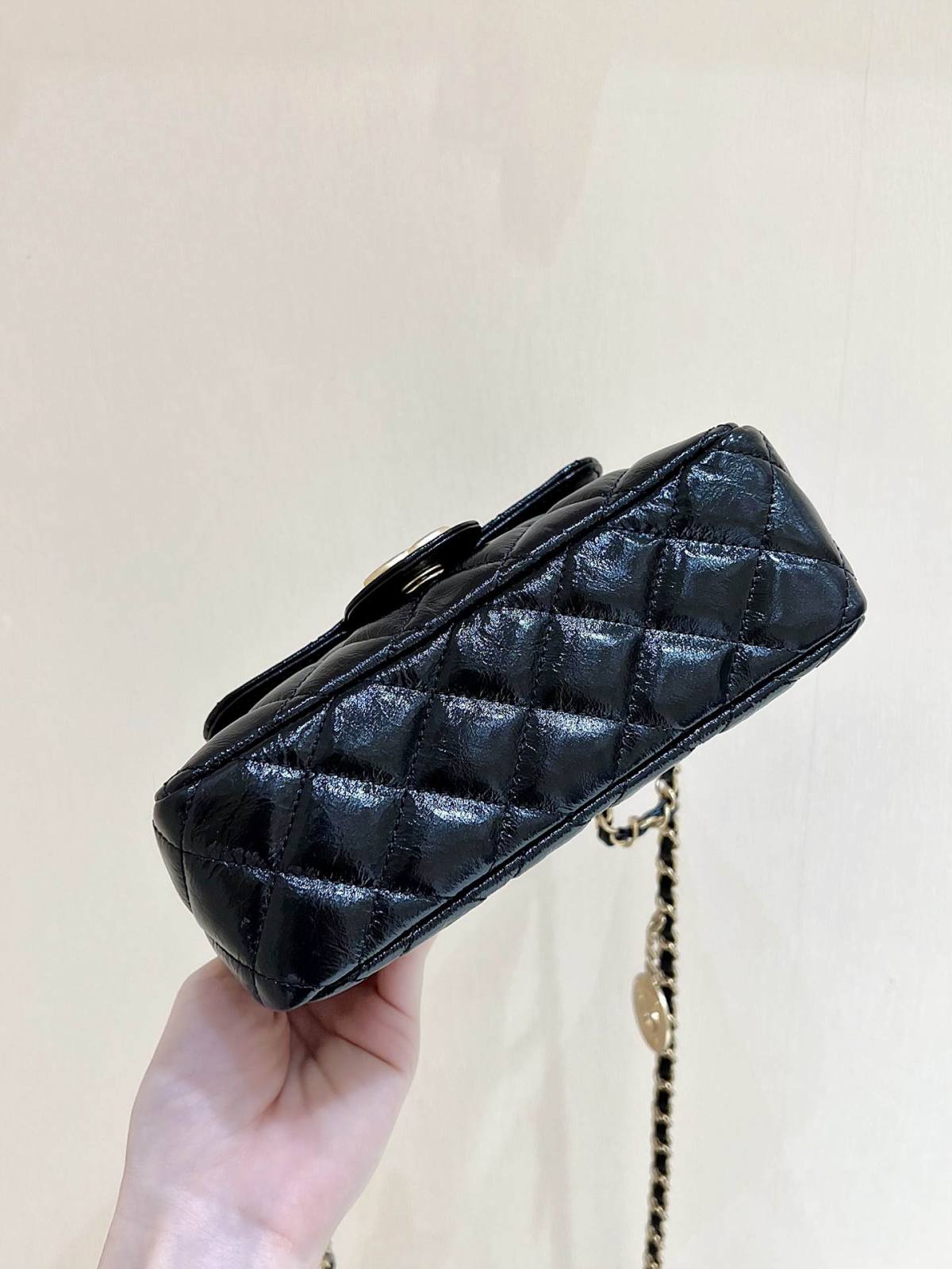 Ellebag’s Exquisite Replica: The Black Oil-Waxed Leather Chanel Small Hobo Bag with Gold Hardware(2024 Dec Updated)-Umgangatho ogqwesileyo woMgangatho weFake weLouis Vuitton kwiVenkile ye-Intanethi, ibhegi yomyili weReplica ru