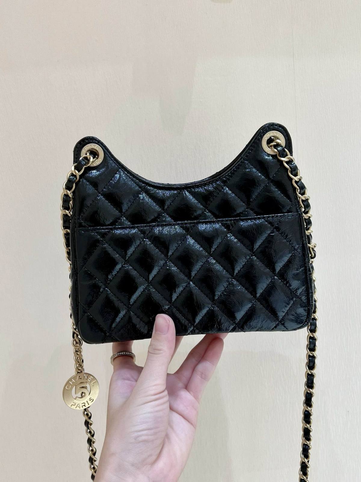 Ellebag’s Exquisite Replica: The Black Oil-Waxed Leather Chanel Small Hobo Bag with Gold Hardware(2024 Dec Updated)-Umgangatho ogqwesileyo woMgangatho weFake weLouis Vuitton kwiVenkile ye-Intanethi, ibhegi yomyili weReplica ru